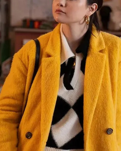 Selena Gomez Only Murders in the Building S02 EP02 Yellow Coat