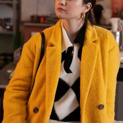 Selena Gomez Only Murders in the Building S02 EP02 Yellow Coat